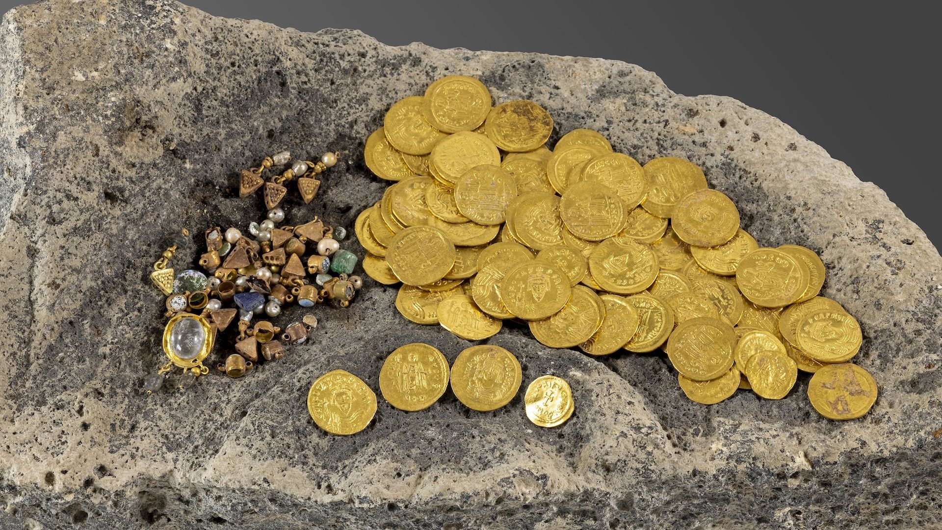 Rare Hoard Of 1 400 year old Gold Coins And Jewelry Unearthed From Ruined City Of Hippos Near Sea Of Galilee Live Science