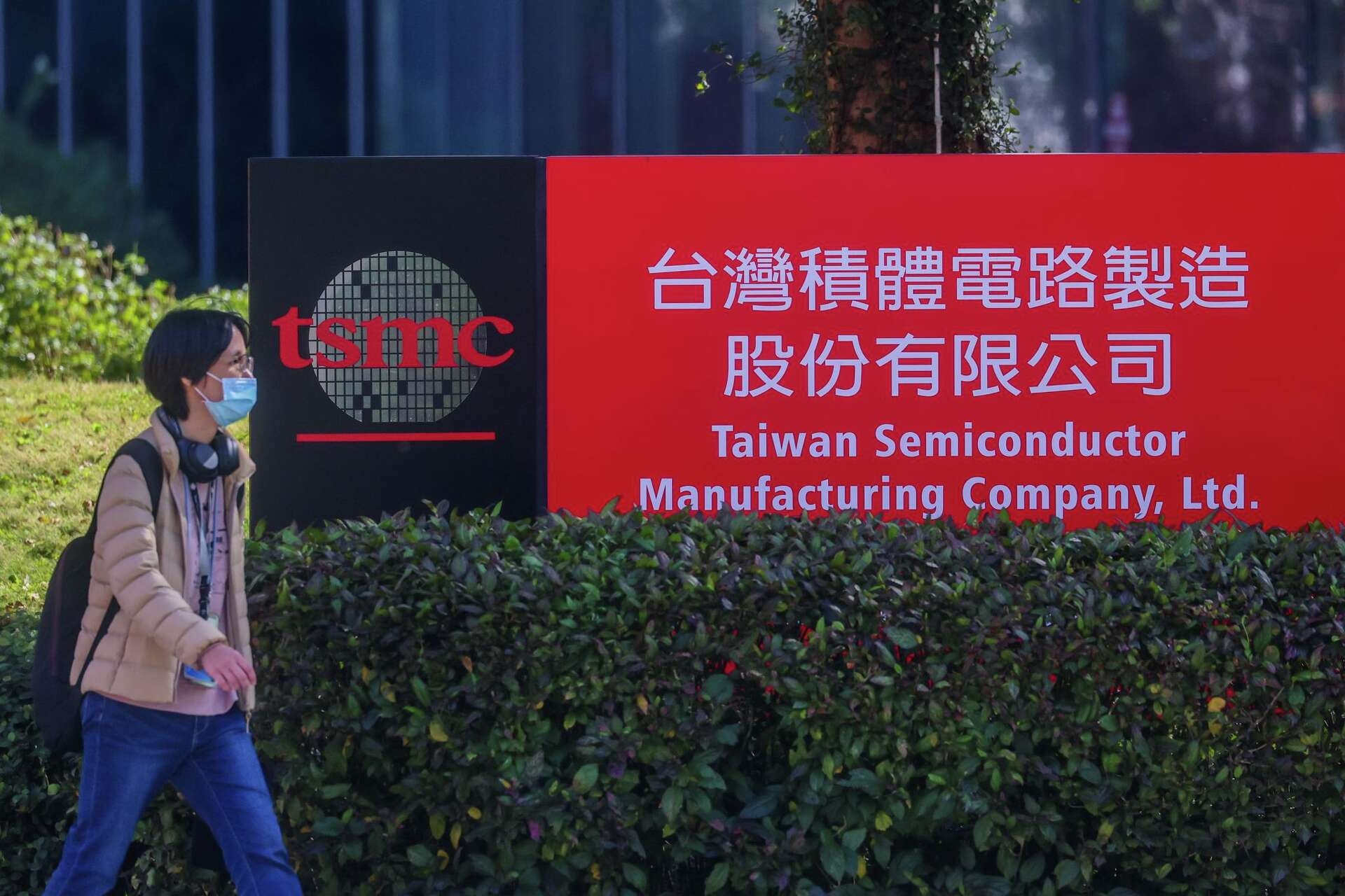 Taiwan s AI powered Economy Soars In The Shadow Of Bubble Fears And China Threats