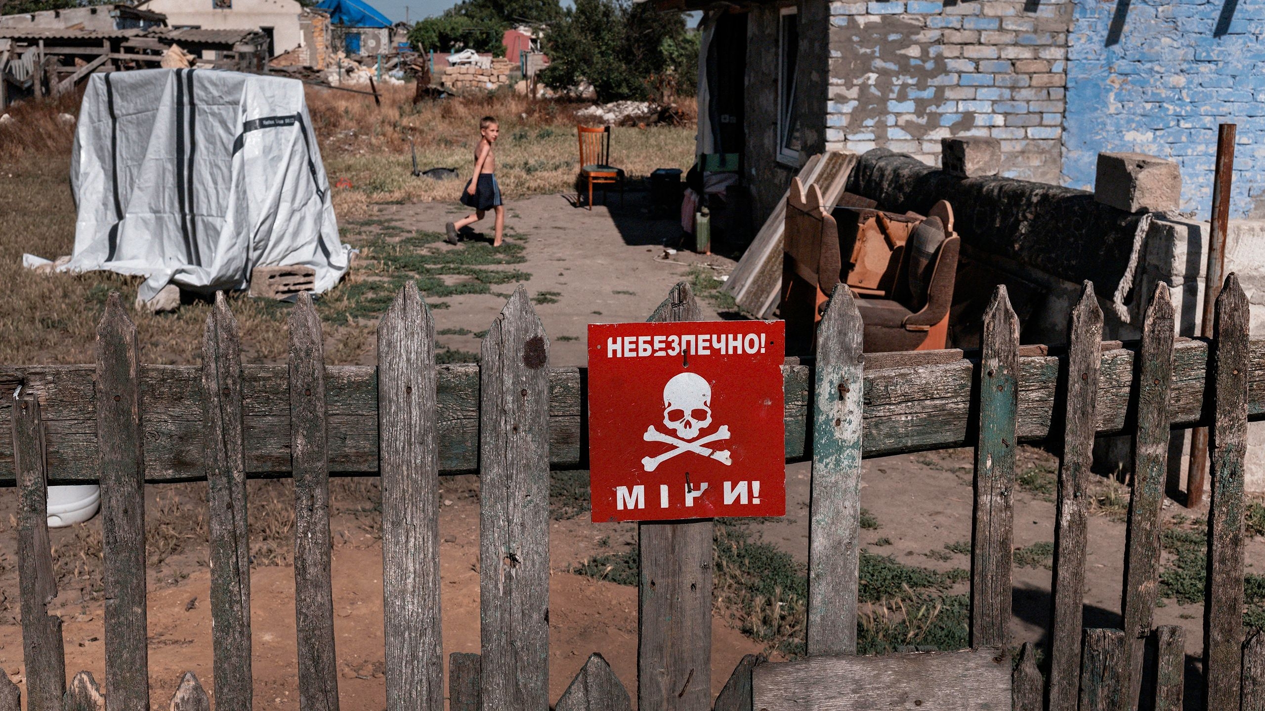 The Dangerous Work Of Clearing Russia s Deadly Mines From Ukrainian Lands The New Yorker The Dangerous Work Of Clearing Russia s Deadly Mines From Ukrainian Lands The New Yorker
